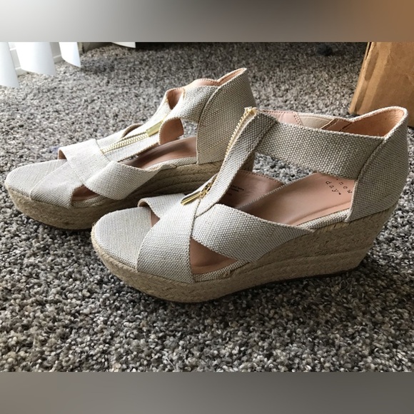 BRAND NEW NEVER WORN!! A NEW DAY SIZE 8 CREAM CANVAS FRONT ZIP WEDGES - Picture 1 of 9